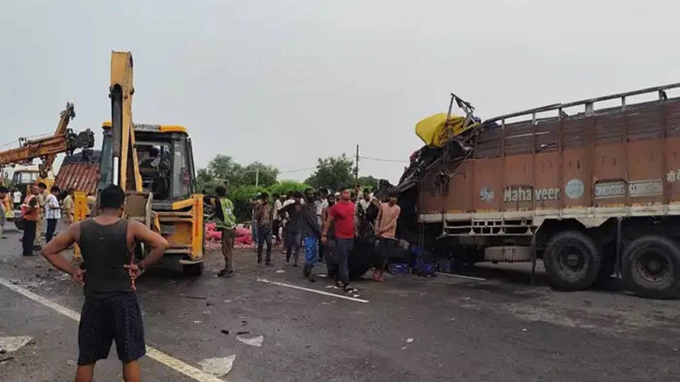 भदोही में दो ट्रकों की आमने- सामने जोरदार टक्कर, चालक और खलासी की दर्दनाक मौत