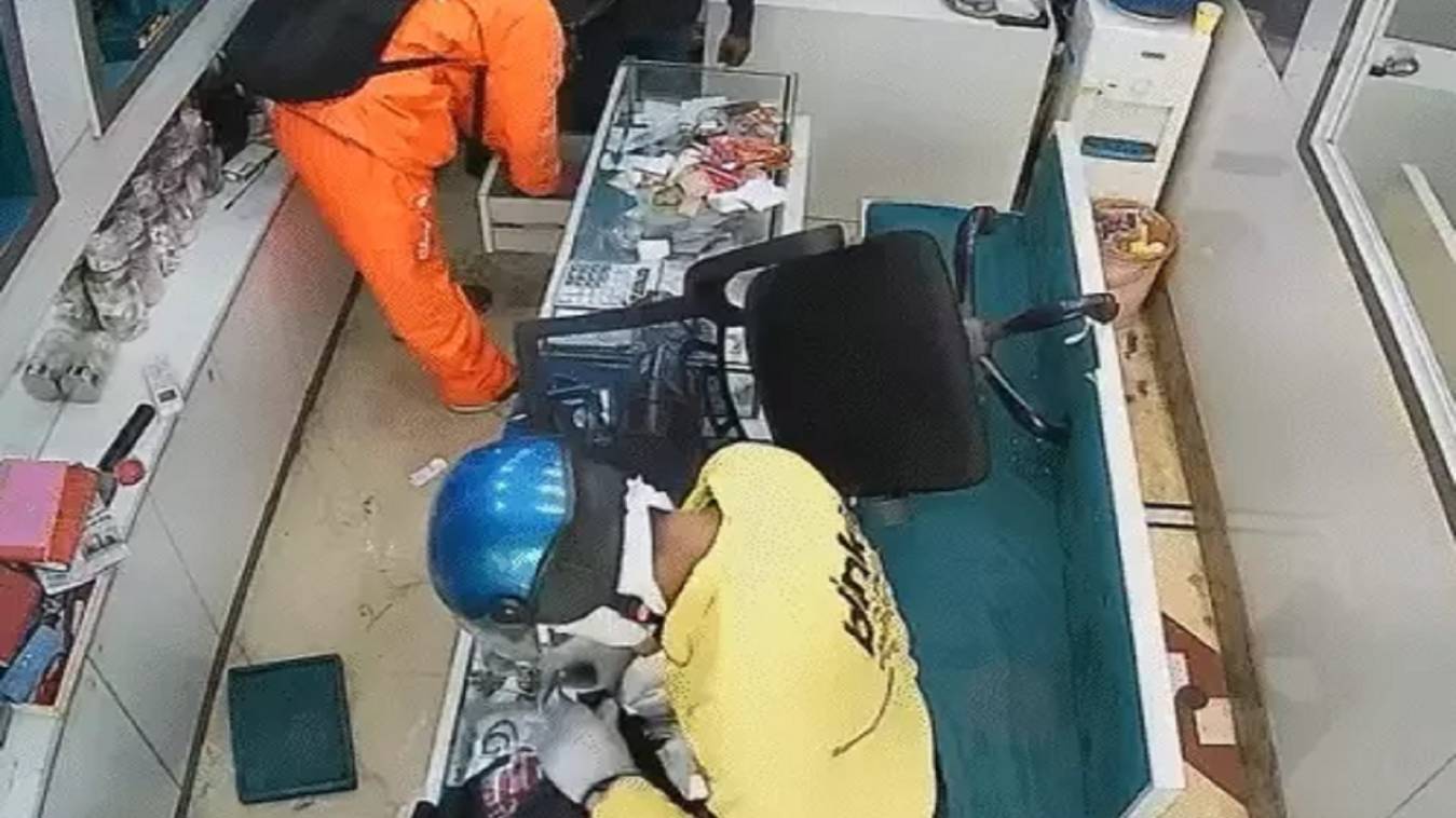 डिलीवरी ब्वॉय बनकर बदमाशों ने लूटी ज्वेलरी शॉप, महज 6 मिनट में ले गए 35 लाख के जेवर; Video वायरल