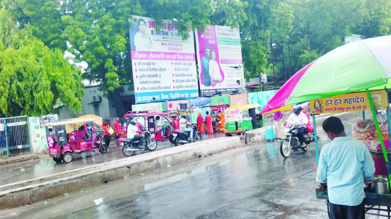 बनारस रेलवे स्टेशन के सामने अतिक्रमण का साम्राज्य