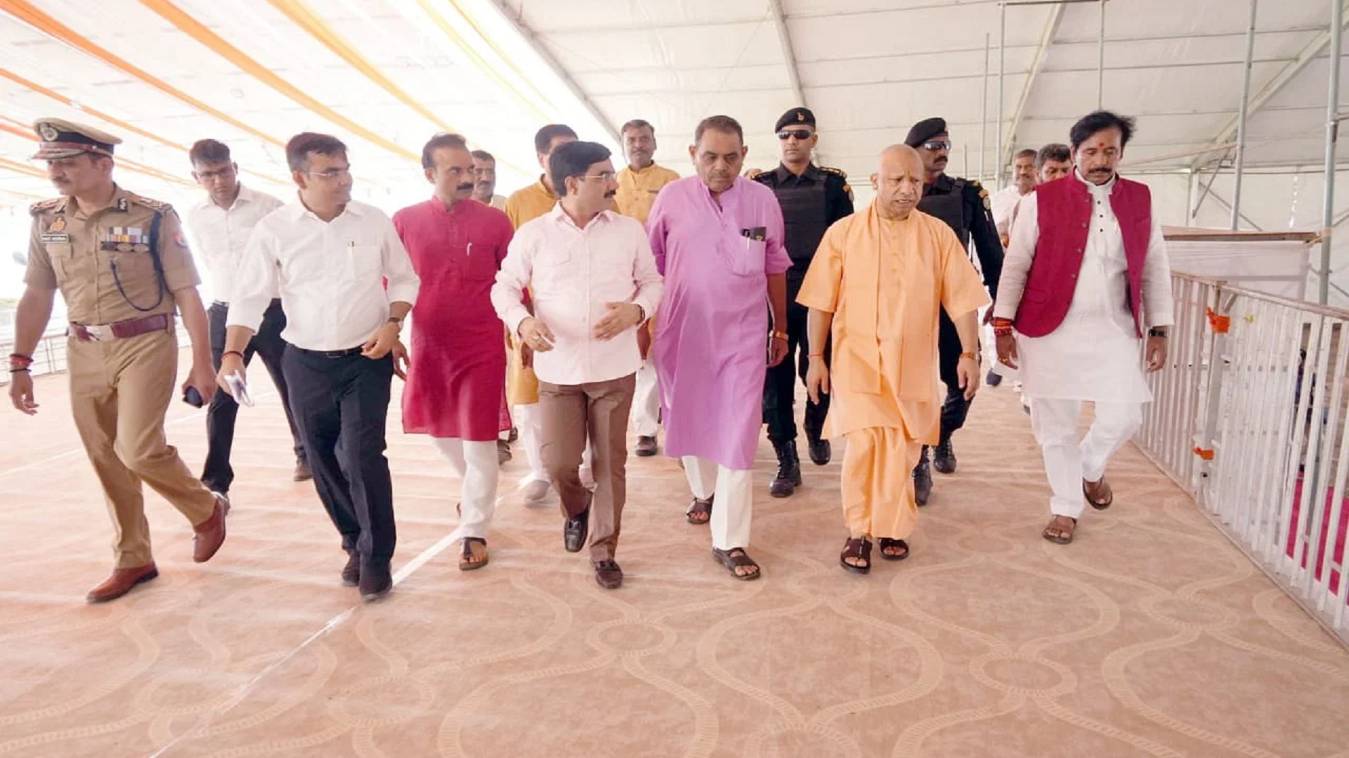 काशी दौरे के दूसरे दिन सीएम योगी ने परखी पीएम मोदी की सभा की तैयारियां, सेवापुरी के बनौली में लिया कार्यक्रम स्थल का जायजा