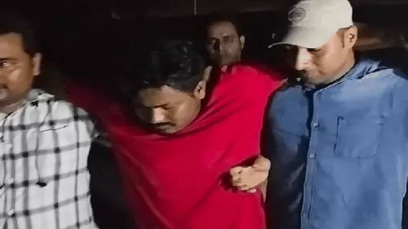 वाराणसी में पुलिस मुठभेड़ में तितली गैंग का सरगना समेत दो गिरफ्तार, दुर्गाकुंड में चोरी की वारदातों में नामजद थे बदमाश, दर्ज हैं 16 मुक़दमे 