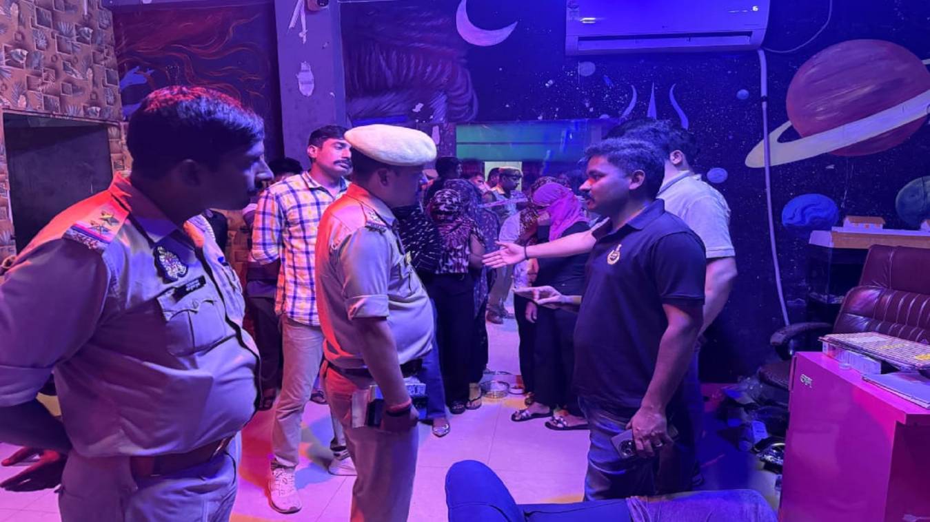 स्पा सेंटर पर पुलिस का डंडा, आखिर क्यों पर जाता है ठंडा !