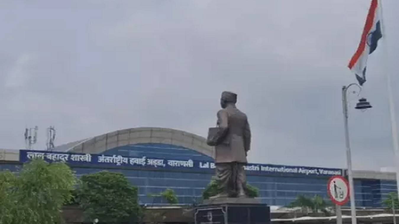 वाराणसी एयरपोर्ट पर हंगामा: पहली बार फ्लाइट में बैठे यात्री ने खोला इमरजेंसी गेट का कवर, उड़ान में देरी