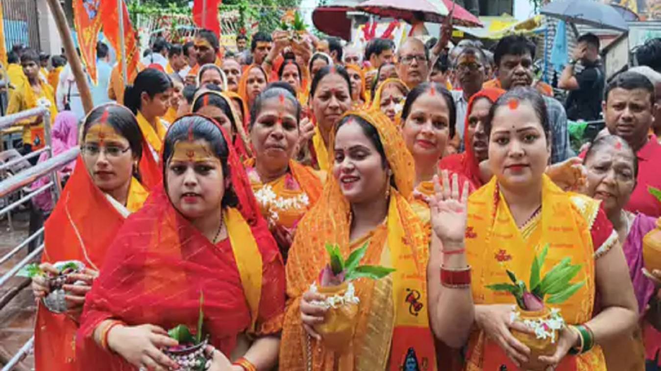 वाराणसी में गंगाजल से बाबा का अभिषेक, 501 कलशों के साथ निकली महिलाएं, विश्व कल्याण की कामना की