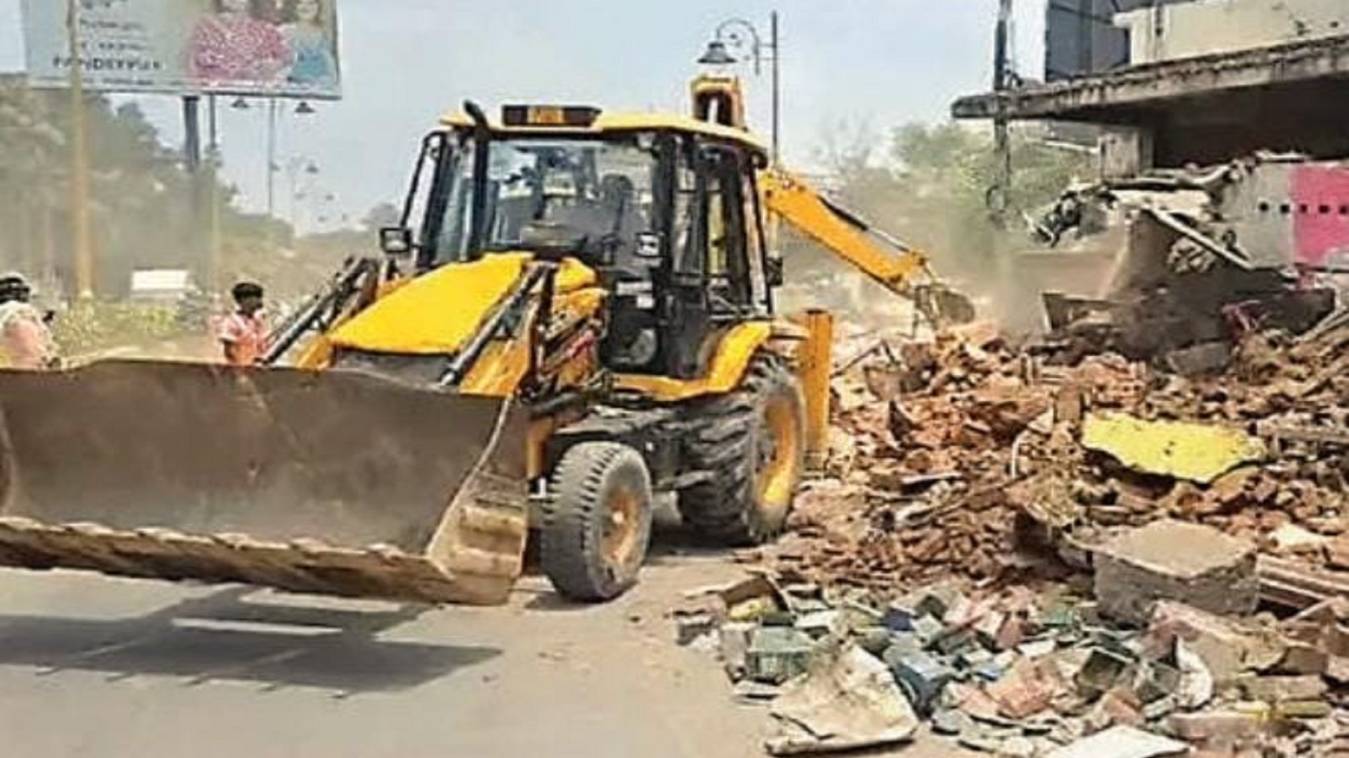 वाराणसी में पुलिस लाइन चौराहे पर चला बुलडोजर: चौड़ीकरण अभियान में 35 मकान-दुकान जमींदोज, 3.52 करोड़ मुआवजा जारी