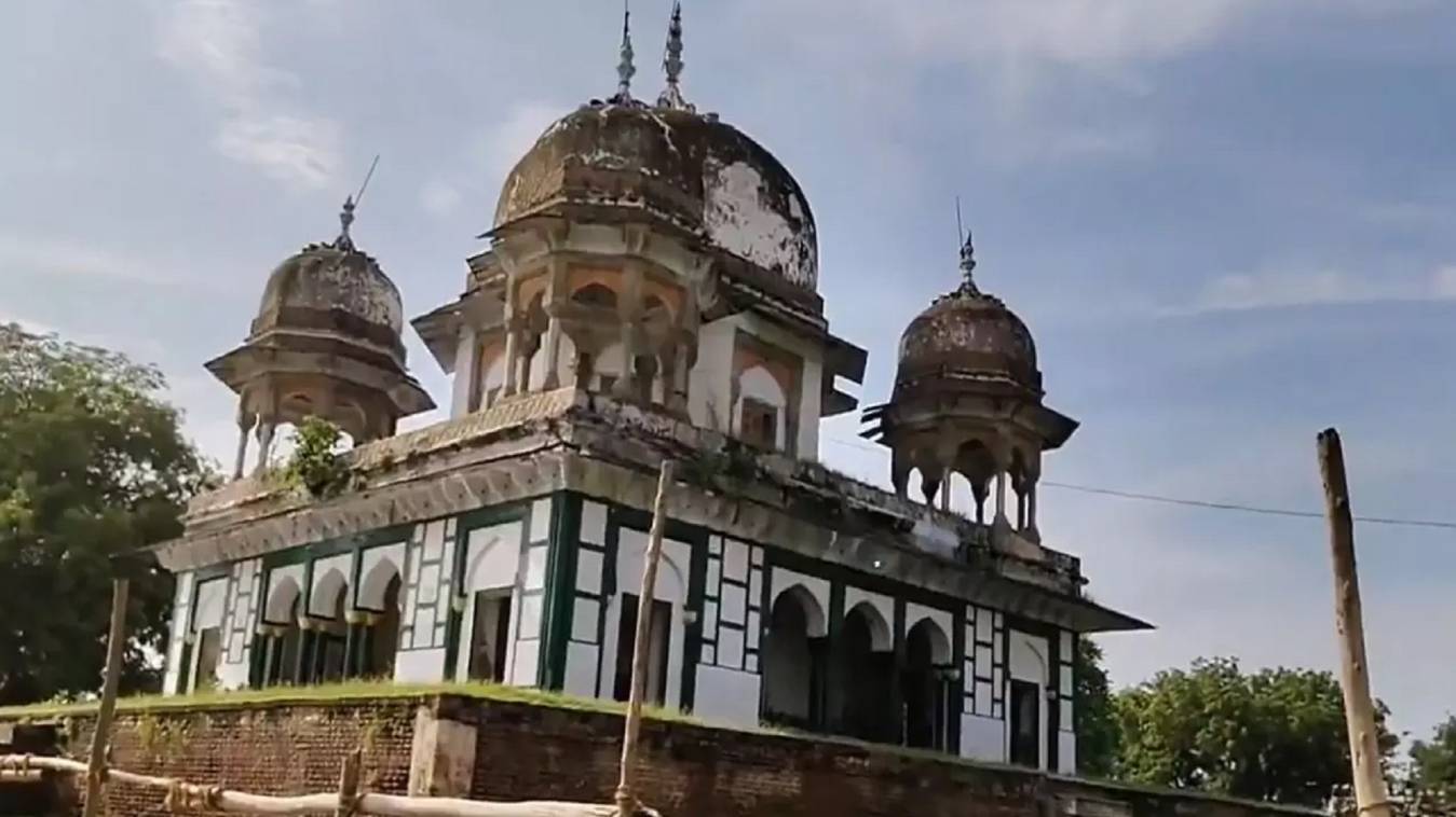 फतेहपुर में मकबरा विवाद: भगवा झंडा फहराने, तोड़फोड़ और पथराव के बाद तनाव; प्रशासन ने हालात संभाले