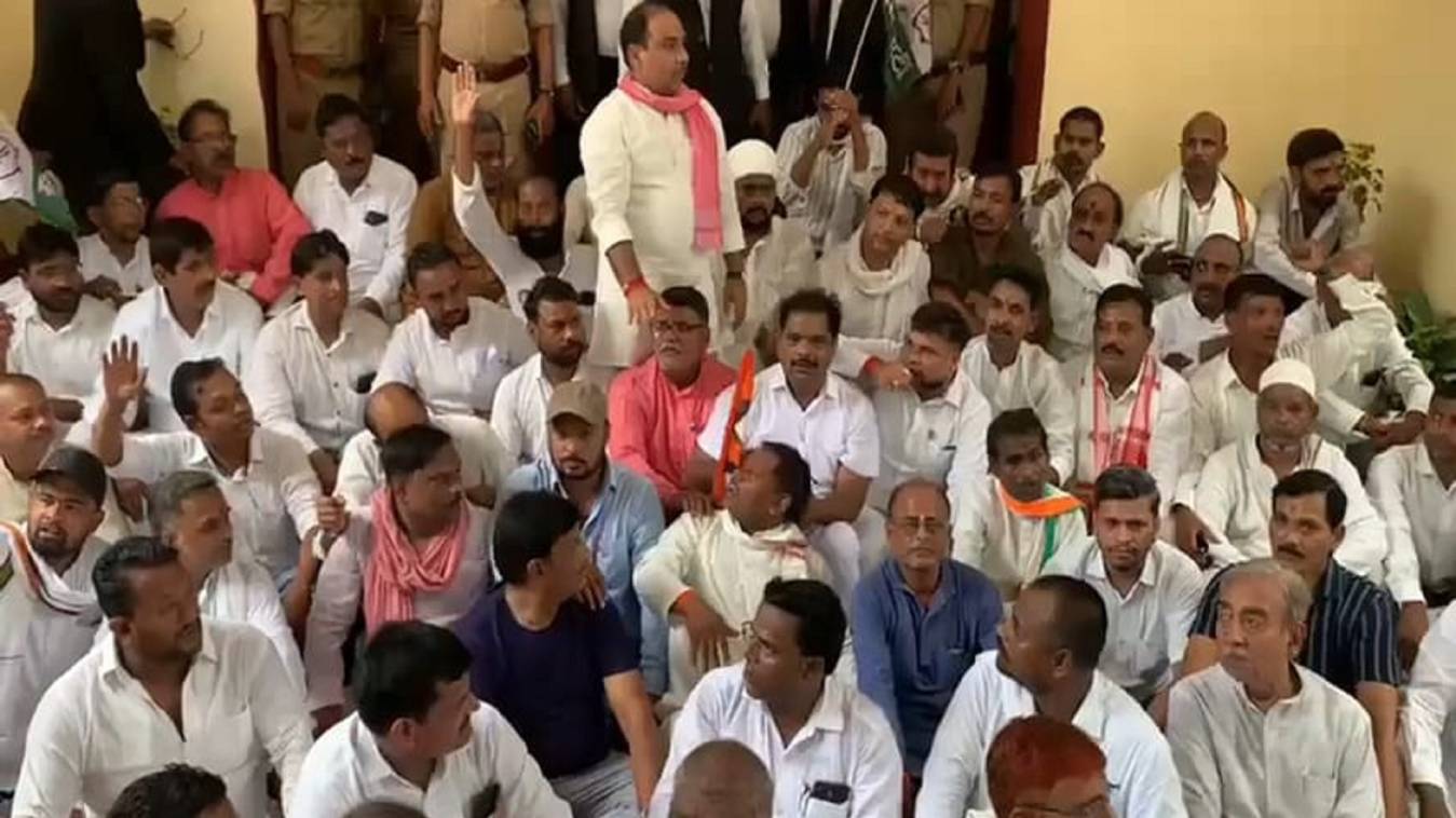 डीएम पोर्टिको में कांग्रेसियों ने लगाए 'वोट-चोर गद्दी-छोड़' के नारे