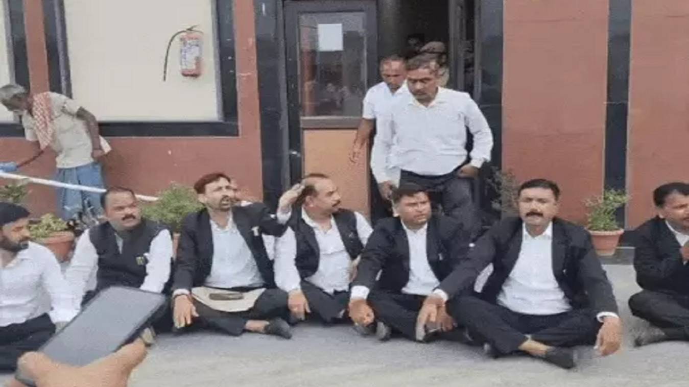 वाराणसी में बीएससी नर्सिंग छात्र के अपहरण का मामला: वकील पिता ने जीआरपी थाने पर किया प्रदर्शन, जम्मू से आया फिरौती कॉल