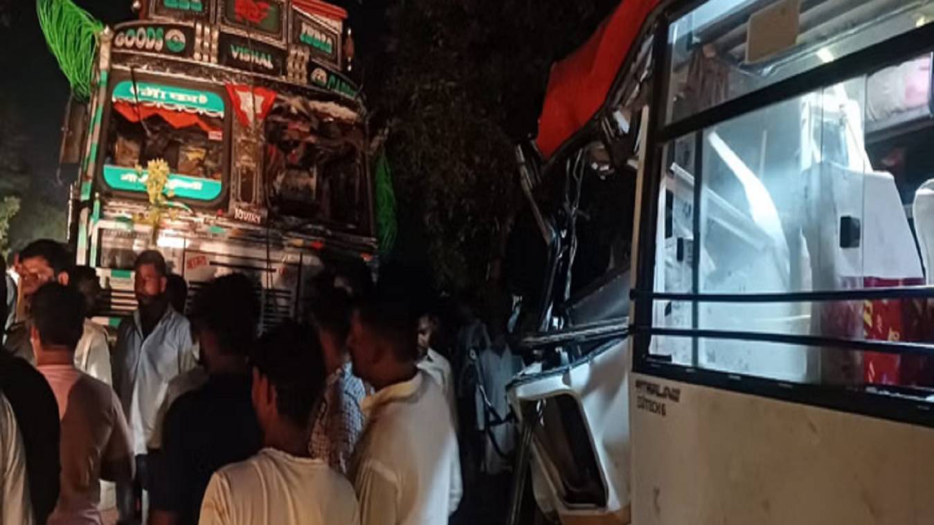 शाहगंज मार्ग पर बस-ट्रक भिड़ंत, पाँच की मौत, 17 लोग घायल 