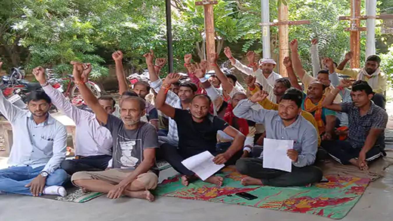 वाराणसी: डाफी विद्युत उपकेंद्र पर निविदा बिजली कर्मचारियों का धरना, 2 महीने से नहीं मिला वेतन