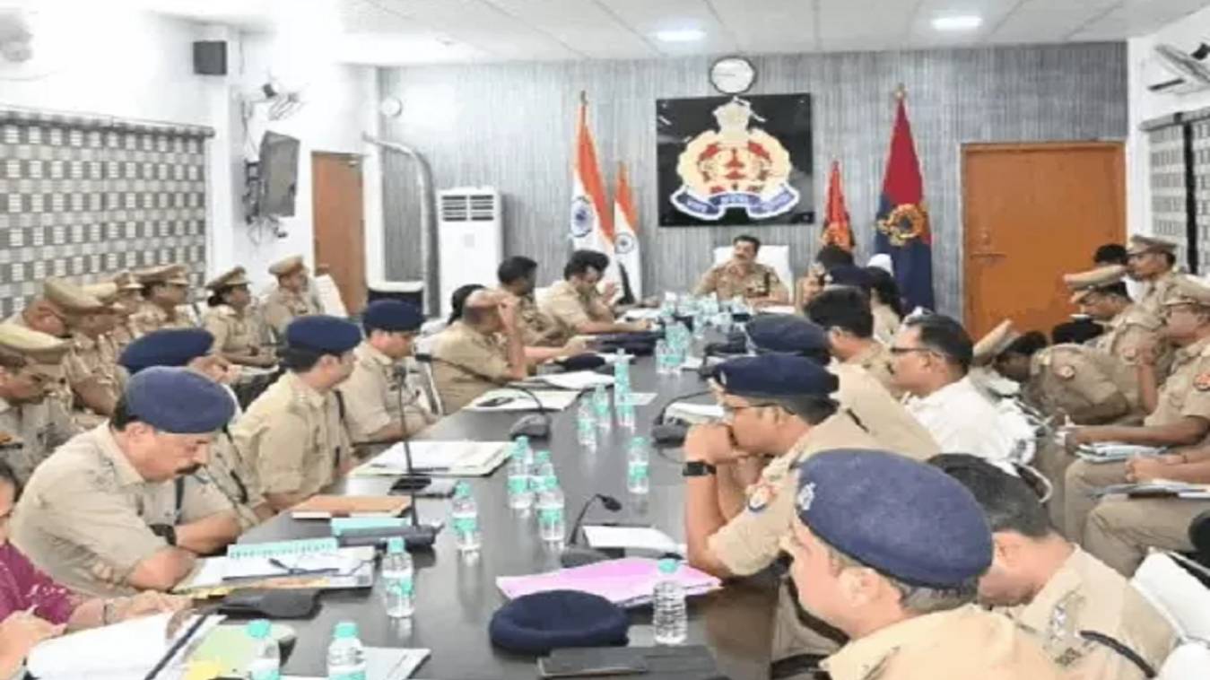 वाराणसी पुलिस की नई पहल: थानों पर टंगेगा अपराधियों का फोटो-बायोडाटा, साइबर नेटवर्क पर होगी सख्त नजर