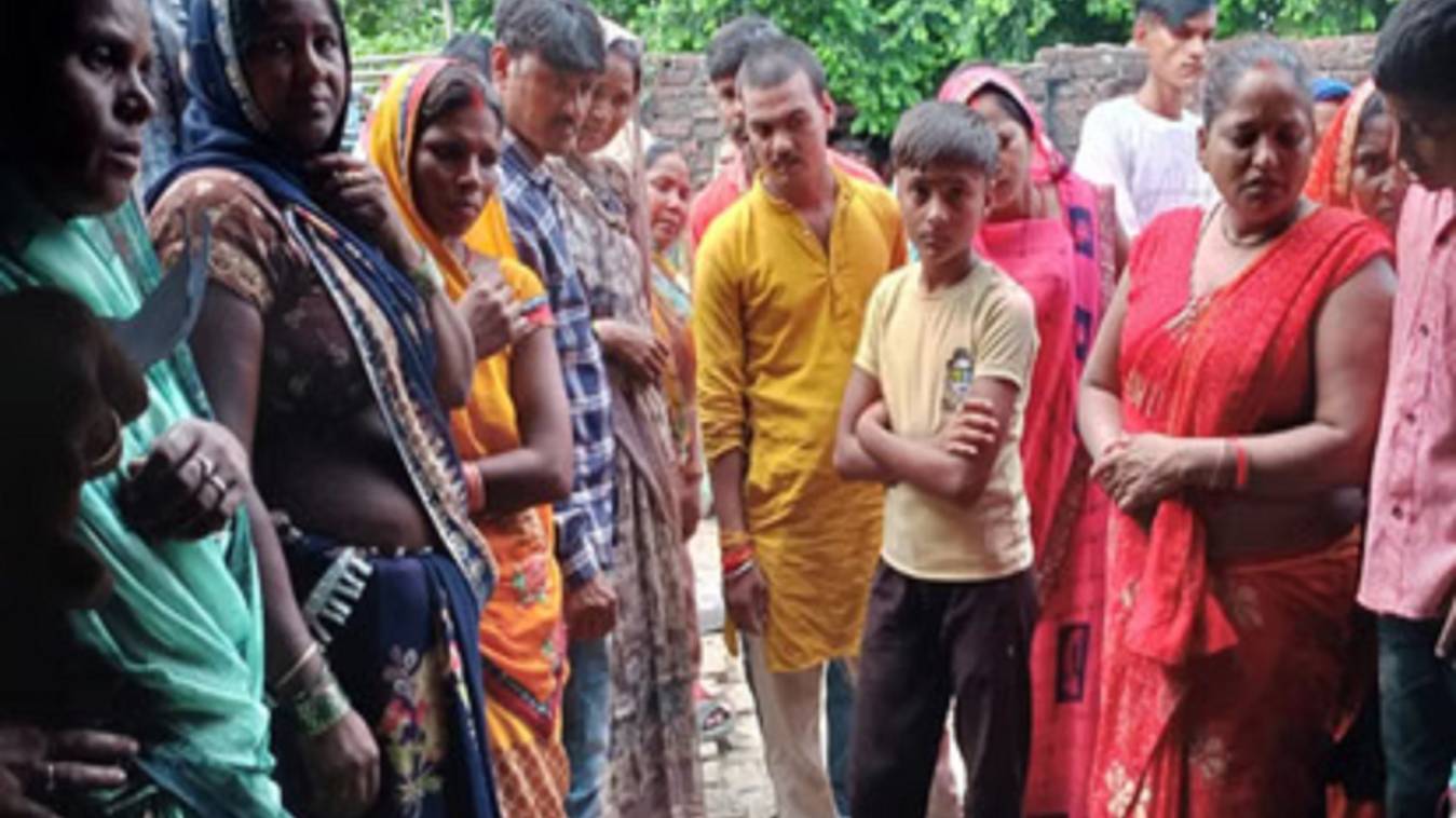 जौनपुर में तीन बेटों के साथ मां ने खाया जहर, बेटे की मौत; अन्य की हालत गंभीर