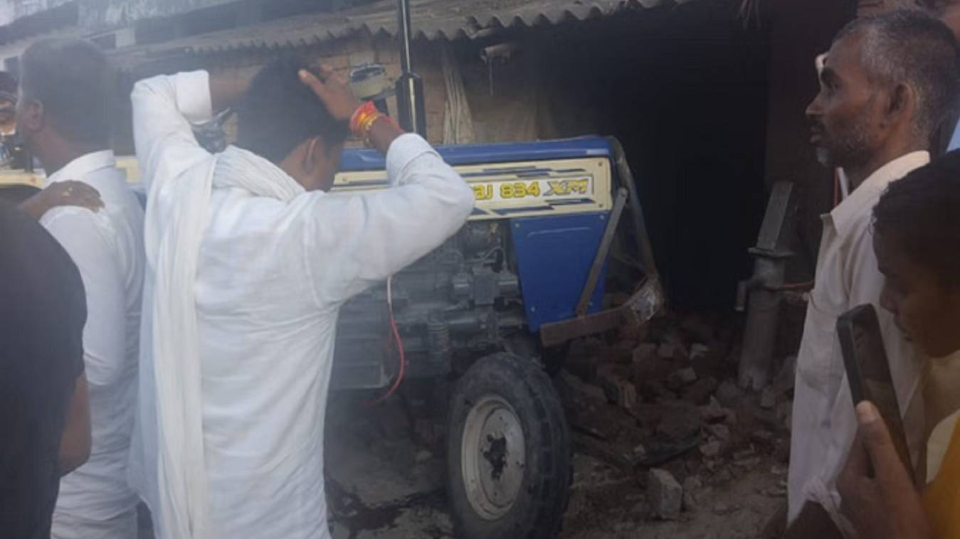 गाजीपुर में बेकाबू ट्रैक्टर घर में घुसा, चाचा-भतीजे की मौत, चार घायल