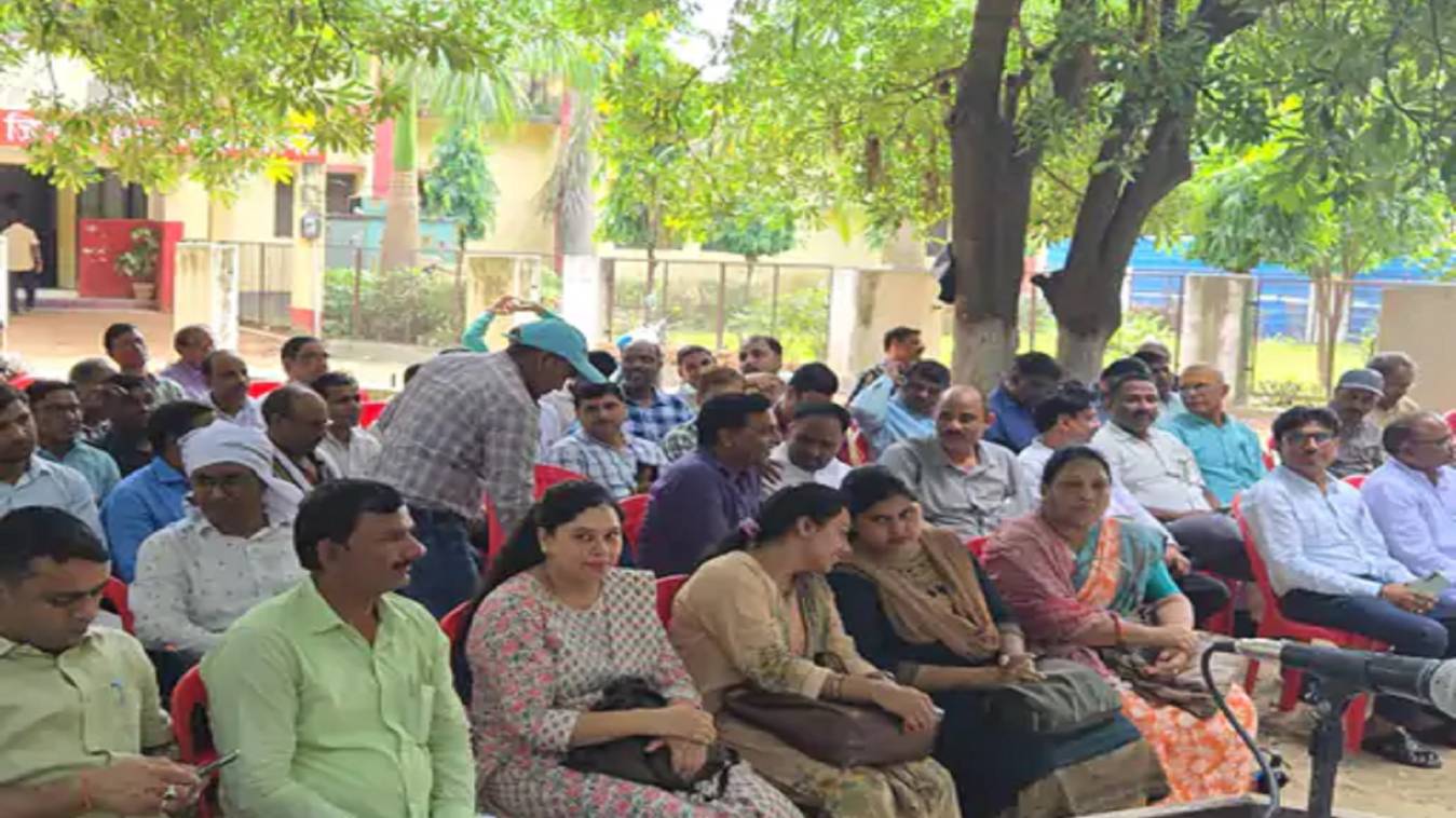 वाराणसी में शिक्षकों का हल्ला बोल, OPS बहाली समेत 31 सूत्रीय मांगों को लेकर प्रदर्शन