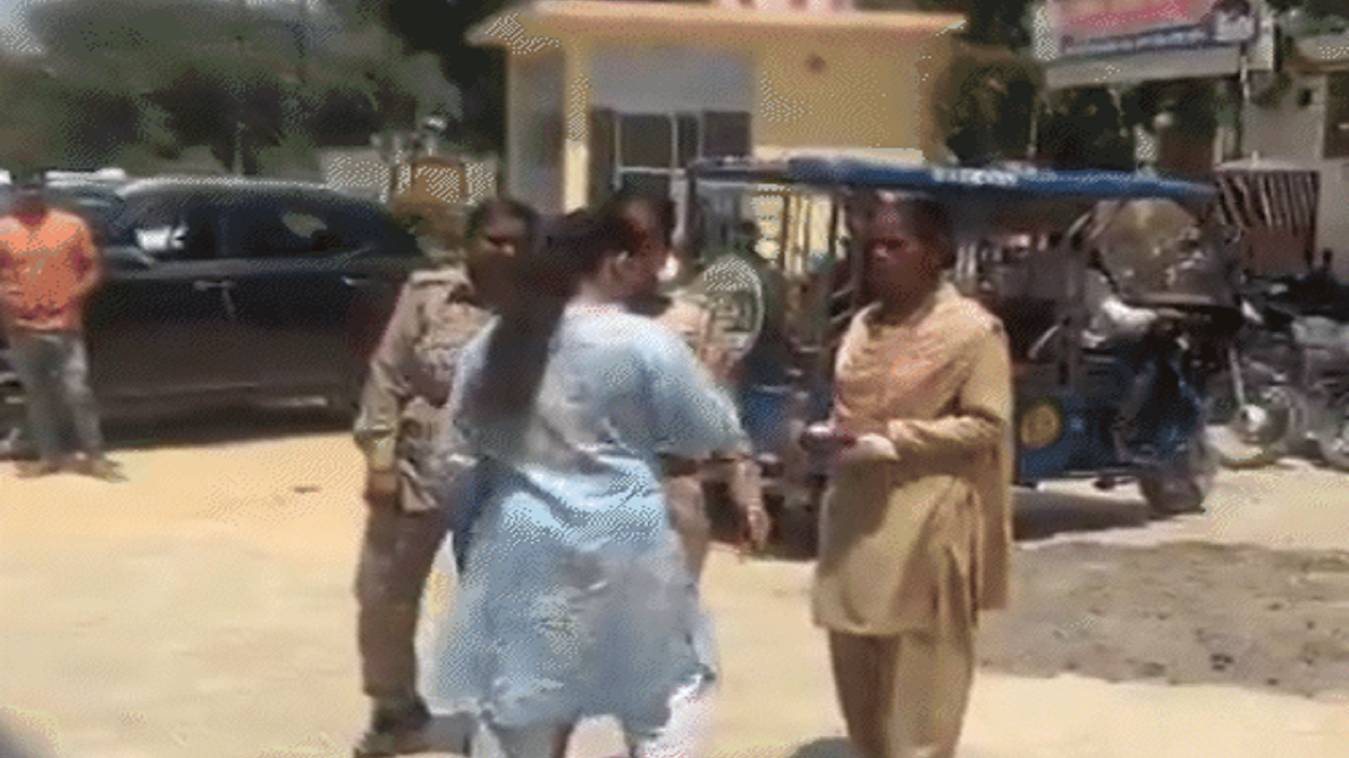 आगरा: थाने के अंदर महिला और लेडी कॉन्स्टेबल में जमकर मारपीट, वीडियो वायरल