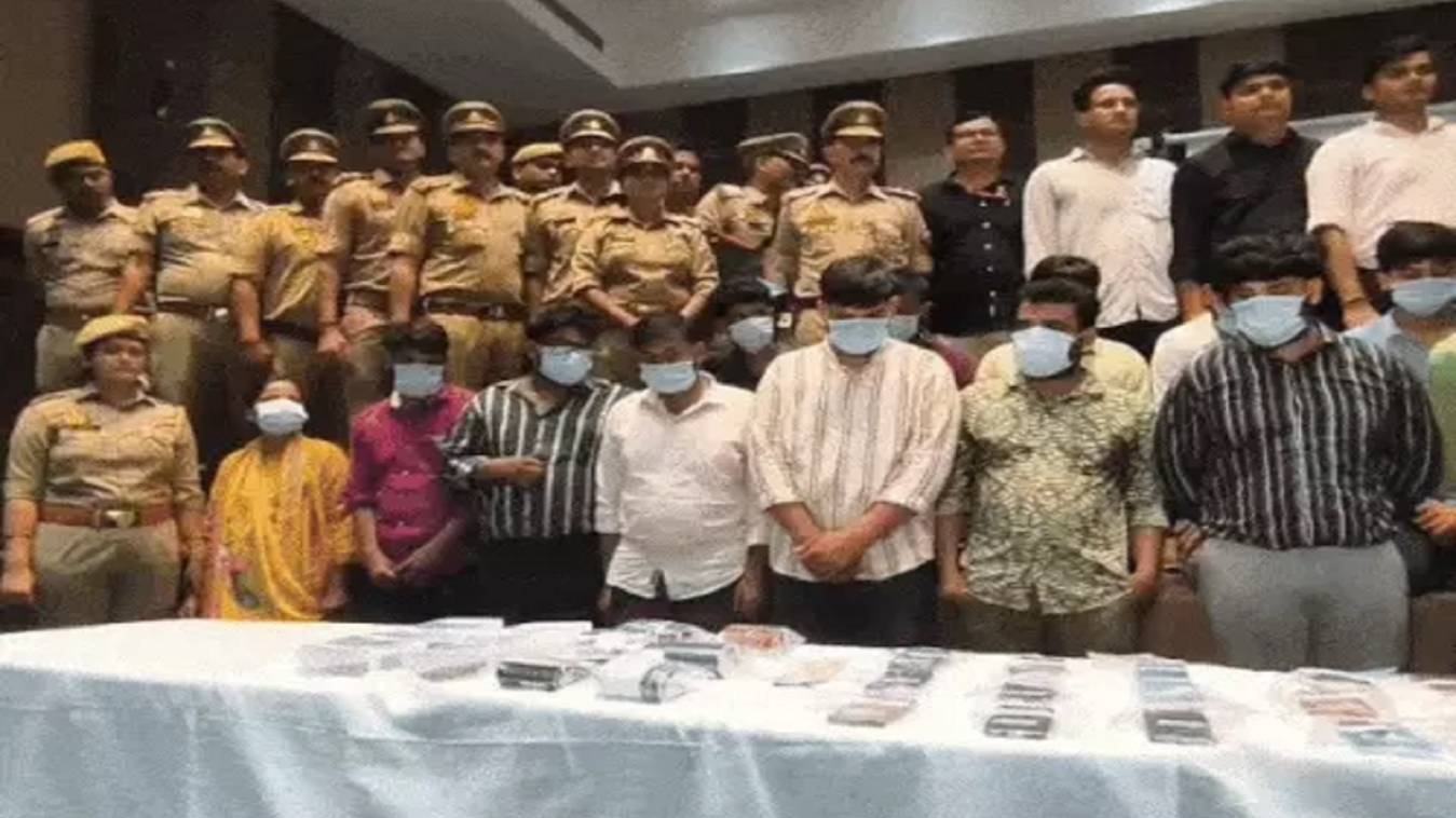 वाराणसी में फर्जी कॉल सेंटर का भंडाफोड़, 29 गिरफ्तार, शेयर मार्केट में मुनाफे का लालच देकर कराते थे एप डाउनलोड