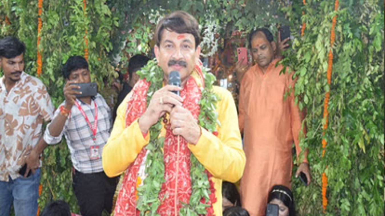 Durga Kund Music Festival:  मां कूष्माण्डा महोत्सव की पांचवी निशा मनोज तिवारी के भजनों से सजा मां का दरबार