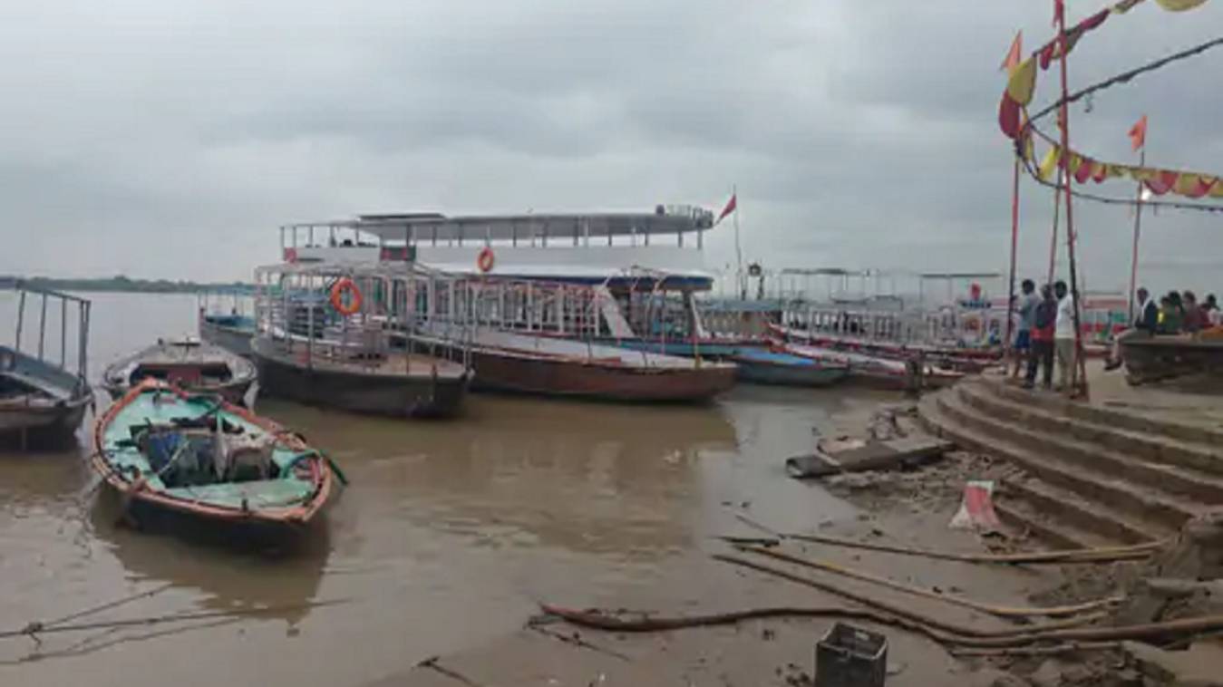वाराणसी में लगातार बारिश से बढ़ा गंगा का जलस्तर, नाव संचालन 46 दिन से ठप