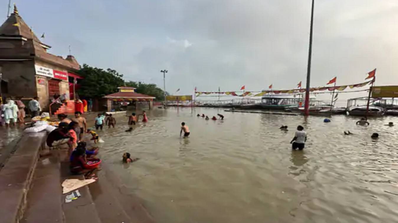 वाराणसी में गंगा-वरुणा का बढ़ा जलस्तर: घाट और निचले इलाके जलमग्न, 10 हजार परिवारों की बढ़ी चिंता