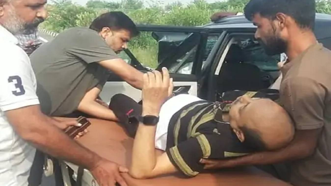  ACM राजेश जायसवाल की सड़क हादसे में मौत, लखनऊ-आगरा एक्सप्रेस-वे पर क्रेटा कार पीछे से बस में घुसी