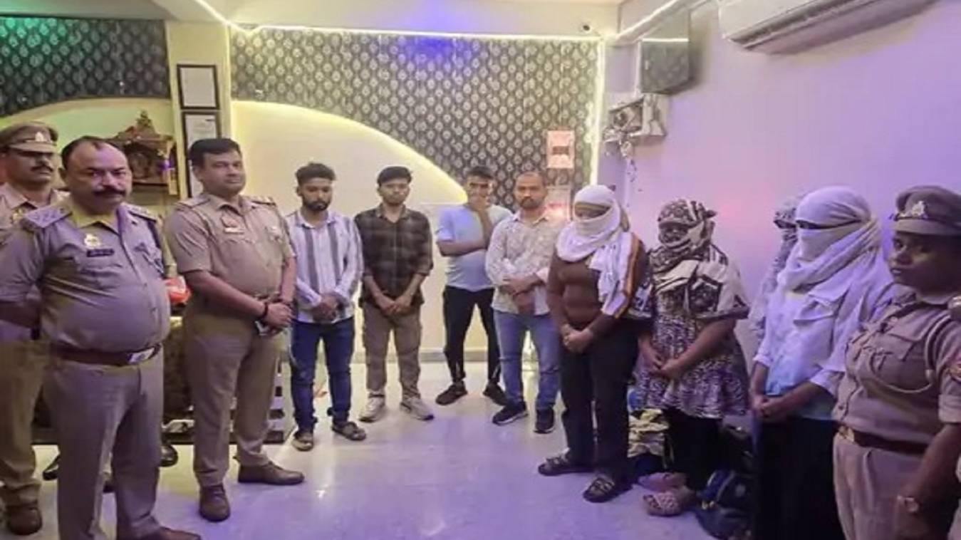 वाराणसी में स्पा एंड सैलून की आड़ में देह व्यापार का भंडाफोड़