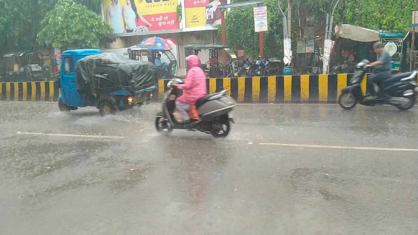 वाराणसी में झमाझम बारिश ने बदला मौसम का मिजाज