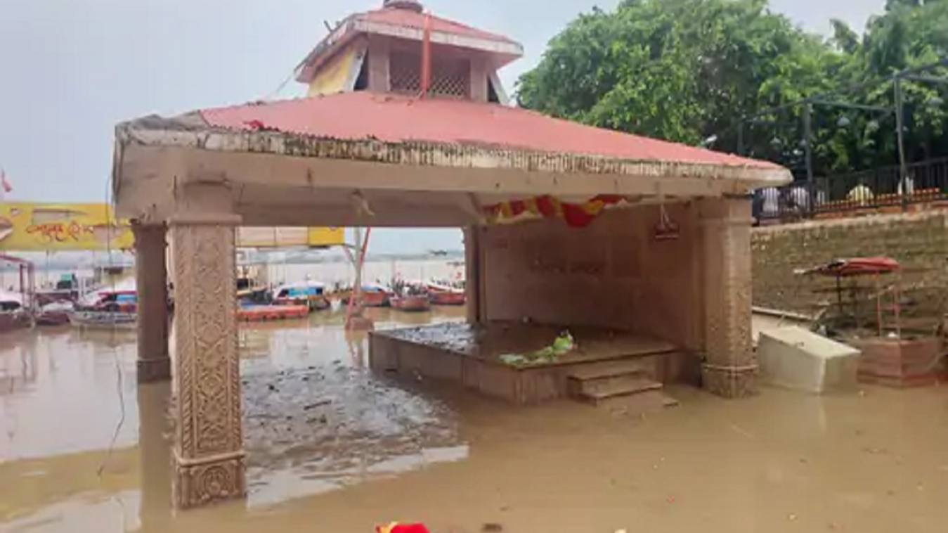  गंगा-वरुणा का जलस्तर घटा: लेकिन कीचड़ और गंदगी ने बढ़ाई मुश्किलें, स्वास्थ्य विभाग की टीम की गई एक्टिव 