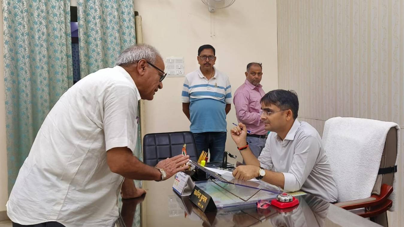 डीएम ने जनता दर्शन में सुनी फरियादियों की समस्याएं
