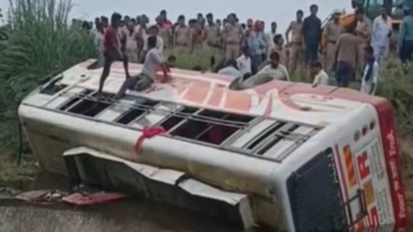 बदायूं में भीषण सड़क हादसा: खंती में पलटी बस, एक महिला की मौत, 12 यात्री घायल