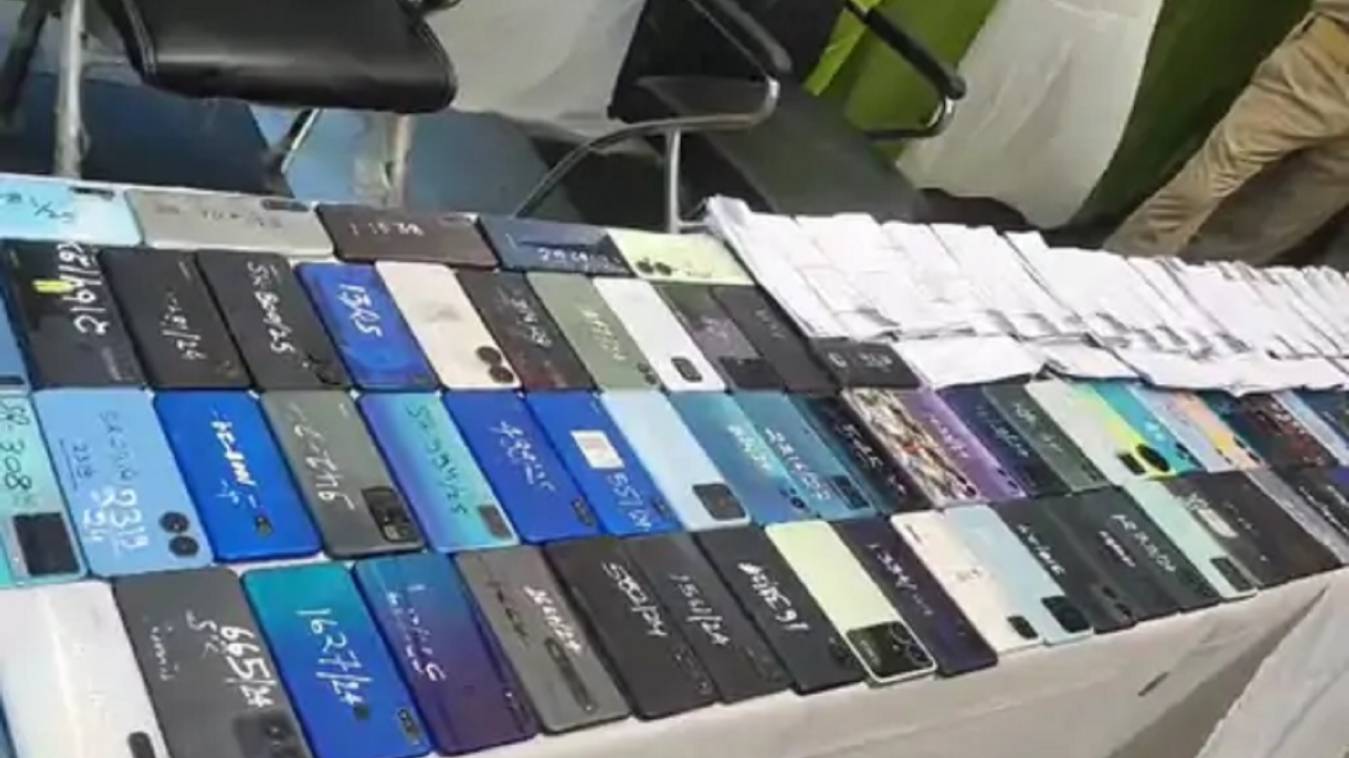 वाराणसी कैंट जीआरपी ने बरामद किए 30 लाख कीमत के 300 मोबाइल फोन, यात्री बोले- सोचे थे अभी नहीं मिलेगा...फोन मिला तो खुशी हुई