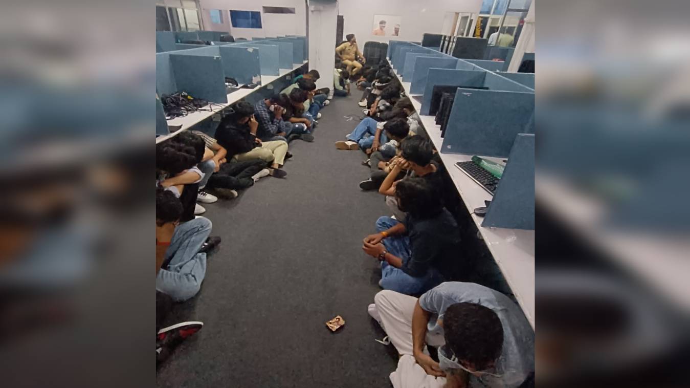 वाराणसी में फर्जी कॉल सेंटर का भंडाफोड़