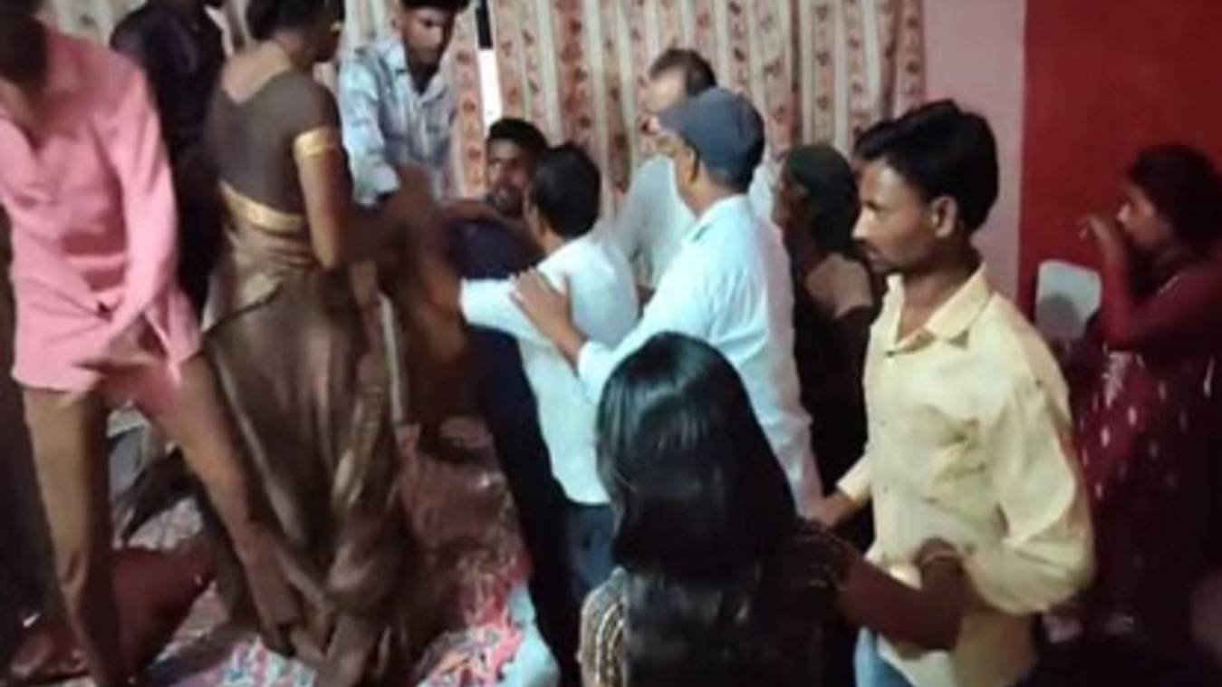  समोसा न लाने पर मचा बवाल, मायके वालों ने पति-ससुर की कर दी पिटाई