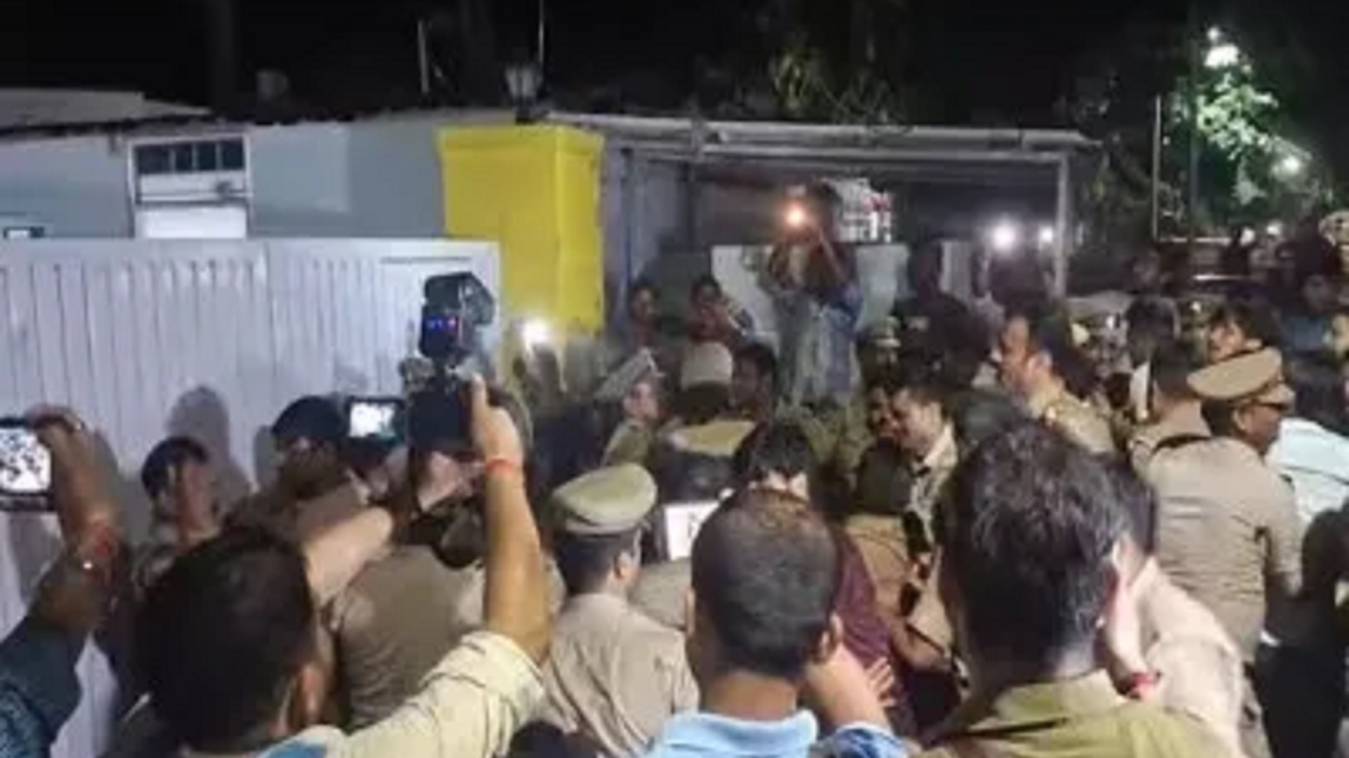 लखनऊ में ‘गुंडा’ कहने पर भड़के एबीवीपी कार्यकर्ता, मंत्री ओपी राजभर के आवास पर काटा बवाल, जमकर चले ईंट-पत्‍थर