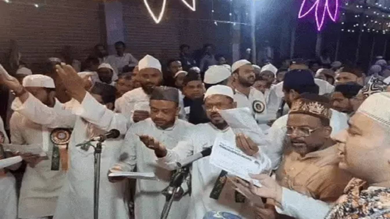 वाराणसी में बारावफात की धूम, नबी की शान में निकले जुलूस, पैगंबर साहब की शान में पढ़े गए कसीदे और नात