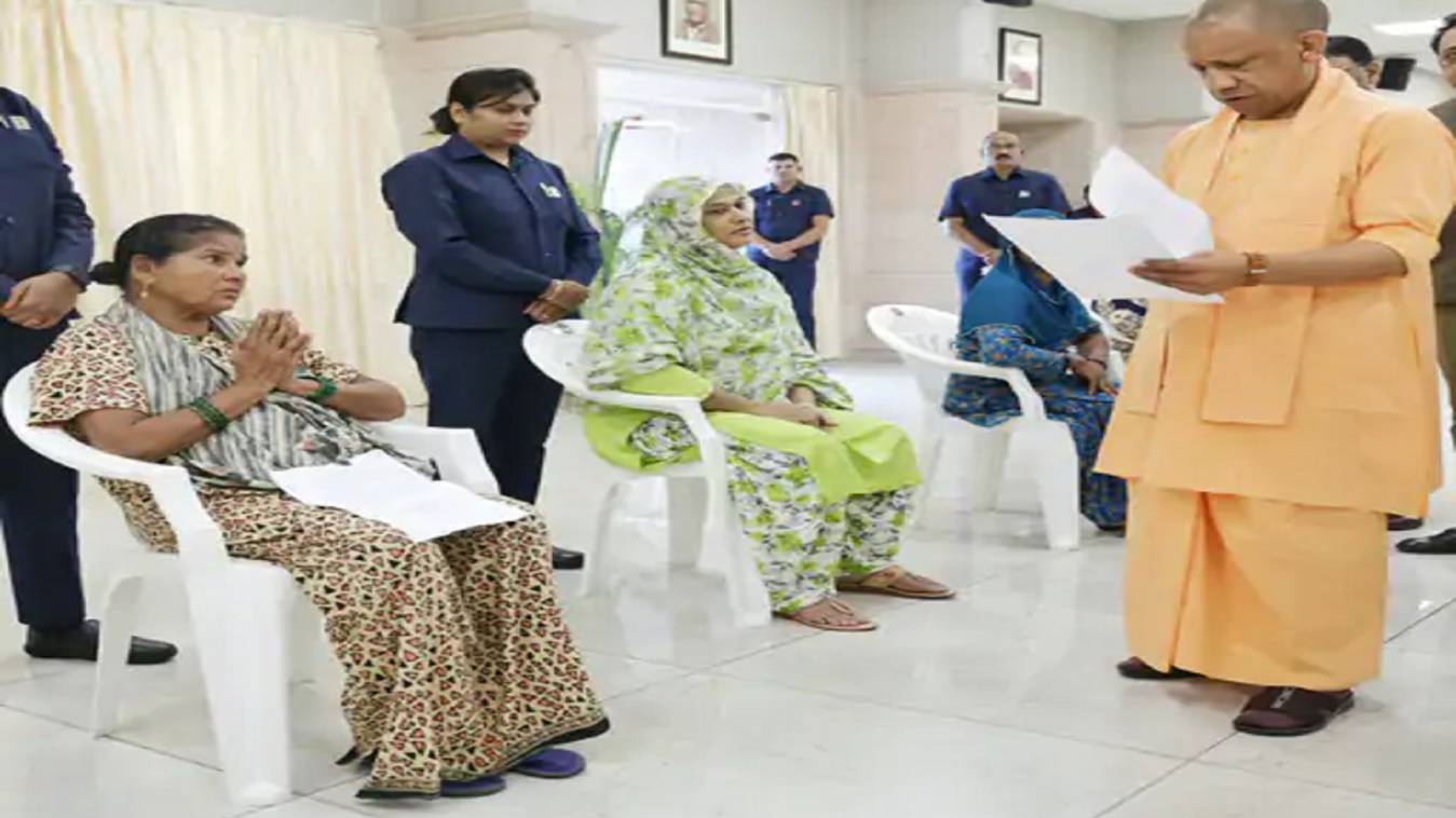 मुख्यमंत्री योगी आदित्यनाथ का जनता दर्शन, शिकायतें सुनीं, दिए कार्रवाई के निर्देश