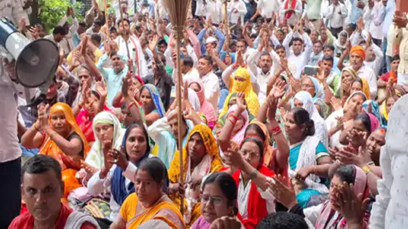 वाराणसी में सफाई कर्मचारियों का हंगामा, 11 सूत्रीय मांगों को लेकर विकास भवन का घेराव