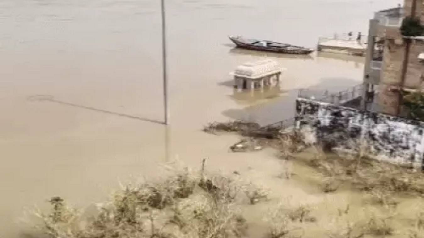 गंगा ने पार क‍िया चेतावनी ब‍िंदु : निचले इलाकों में बाढ़ का खतरा गहराया, 50 दिनों से नाव संचालन बंद