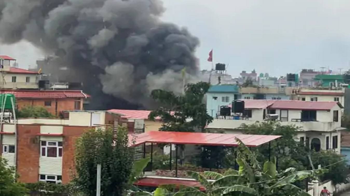  नेपाल में राष्ट्रपति आवास और बड़े नेताओं के घरों में आगजनी- तोड़फोड़, कई मंत्रियों ने दिया इस्तीफा, पीएम ओली ने बुलाई सर्वदलीय बैठक