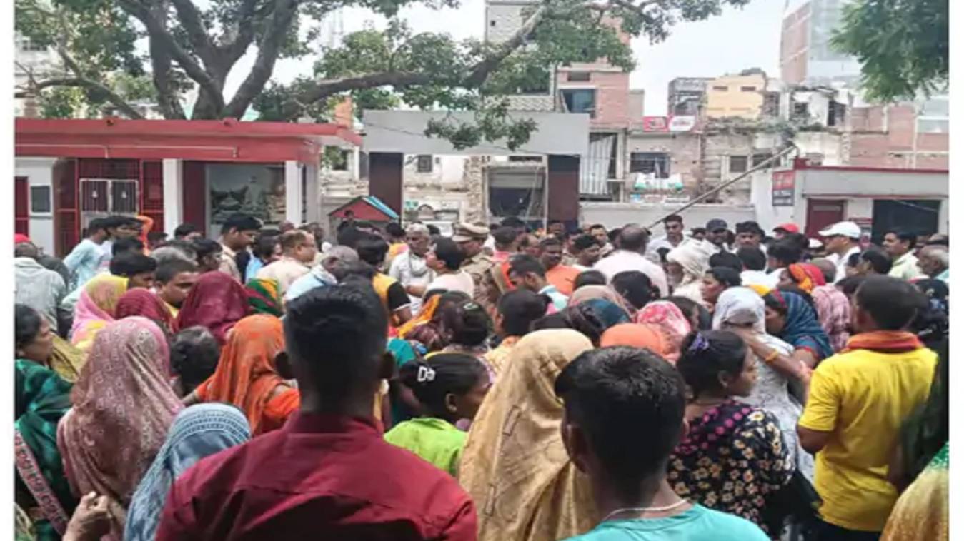 वाराणसी: पड़ोसियों से विवाद में घायल युवक की मौत, परिजनों ने थाने पर किया प्रदर्शन