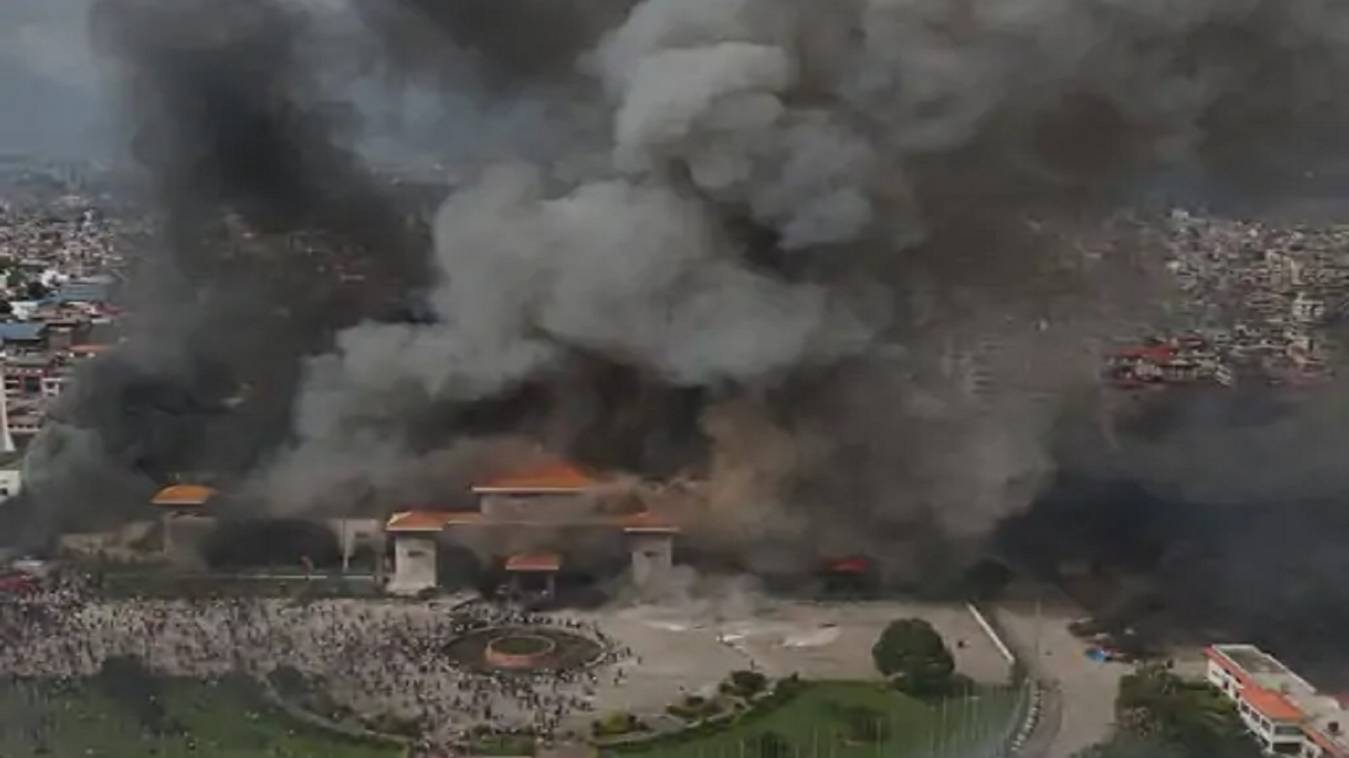 नेपाल में उथल-पुथल: पीएम केपी शर्मा ओली ने दिया इस्तीफा,संसद भवन में प्रदर्शनकारियों ने लगाई आग 