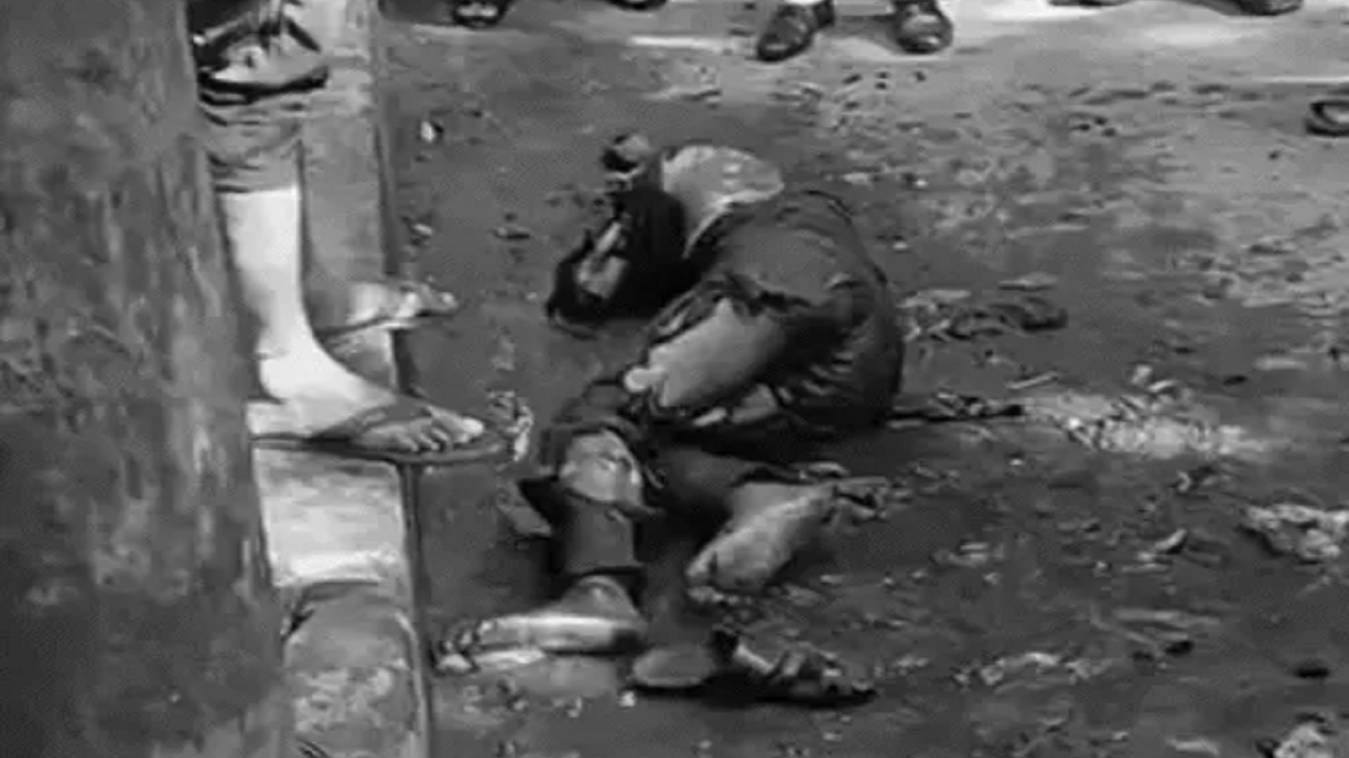 लखनऊ में सपा ऑफिस के बाहर युवक ने आत्मदाह की कोशिश, 80% झुलसा, बोला- सपा नेता का भाई मकान हड़पना चाहता है