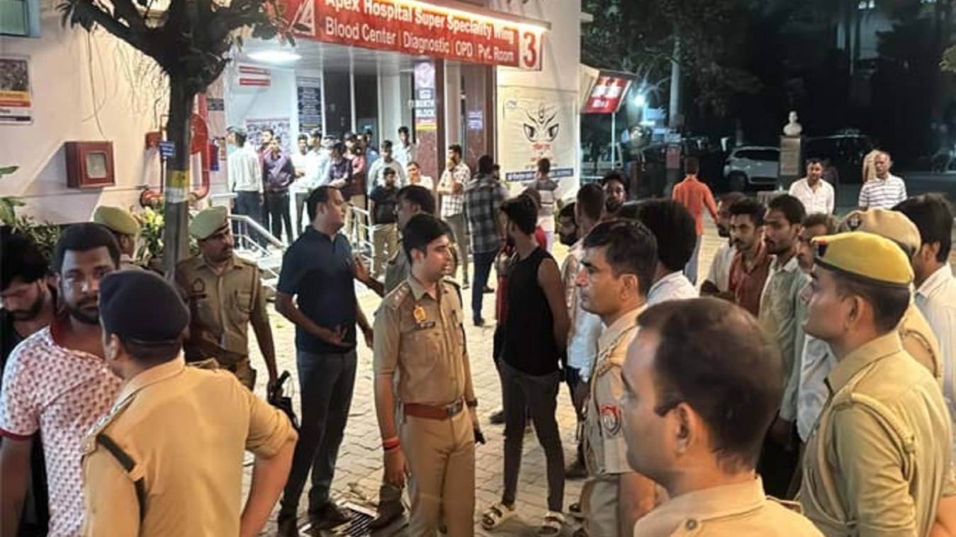 एपेक्स हॉस्पिटल में टीचर की मौत  के बाद हंगामा, सड़क पर शव रखकर परिजनों ने आधी रात किया चक्काजाम 