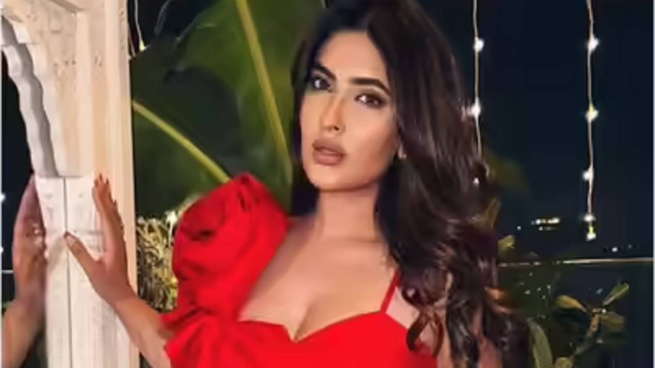 चलती ट्रेन से कूदकर घायल हुईं अभिनेत्री करिश्मा शर्मा, बाल-बाल बची जान