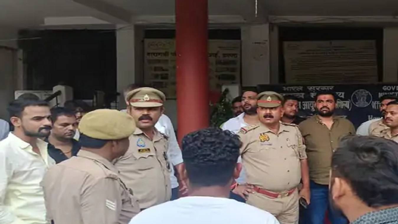 वाराणसी में जन्मदिन पर राहगीरों को बांटी बीयर केन: केंद्रीय जल आयोग परिसर में मनाया जश्न, पहुंची पुलिस, कई हिरासत में