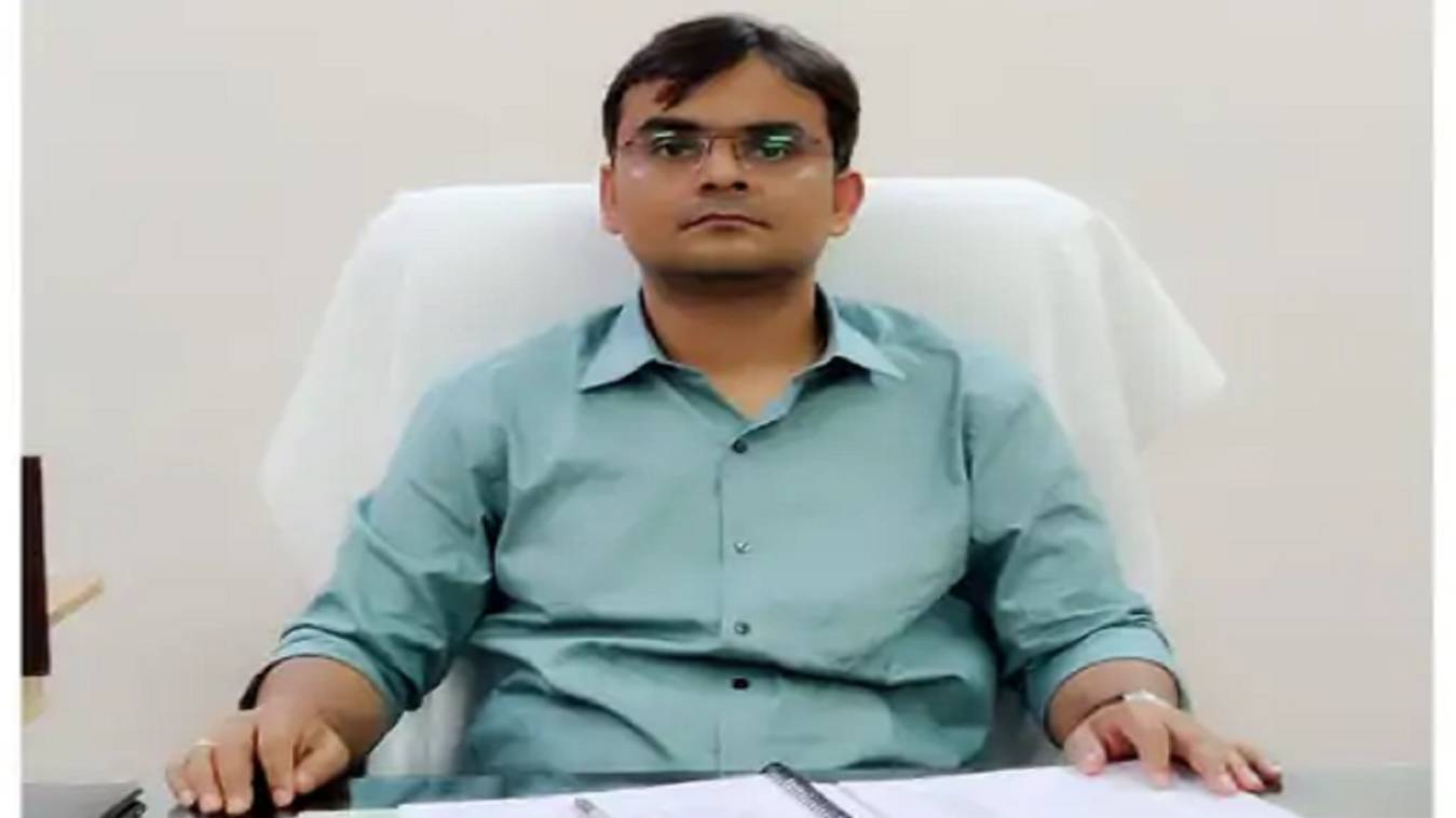 वाराणसी : दरोगा-वकील मारपीट कांड, डीएम ने गठित की SIT, पुलिस कमिश्नर ने दी सख्त हिदायत