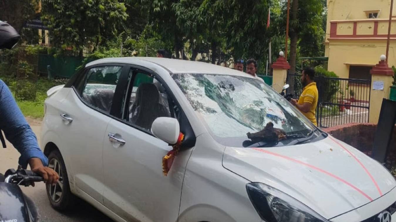 बीएचयू कैंपस में बवाल: छात्रों के कार का शीशा तोड़ा, बाहरी युवकों से कहासुनी के बाद बढ़ा विवाद, एक युवक घायल