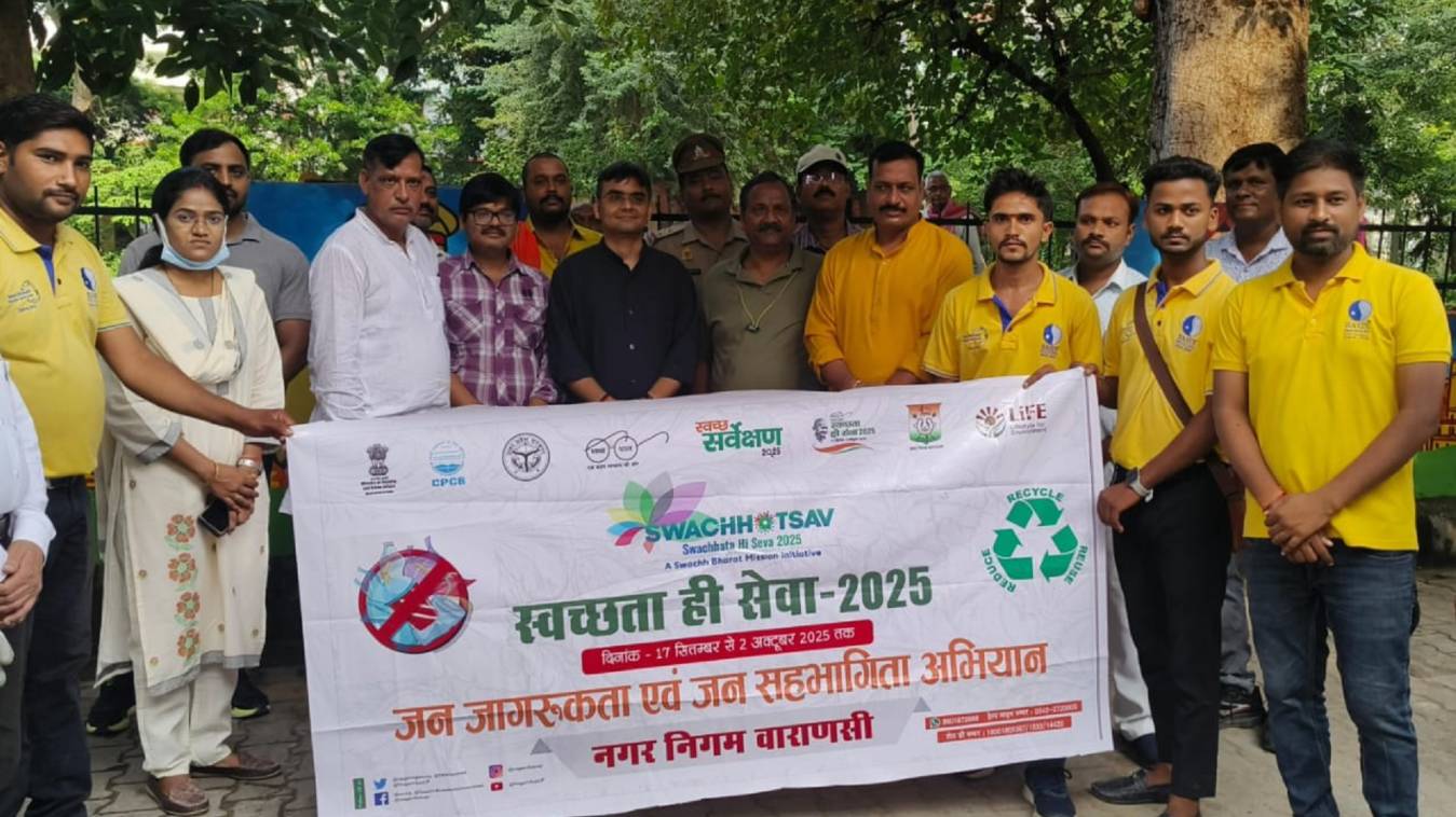 मंडलायुक्त व जिलाधिकारी ने झाड़ू लगाकर दिया स्वच्छता का संदेश