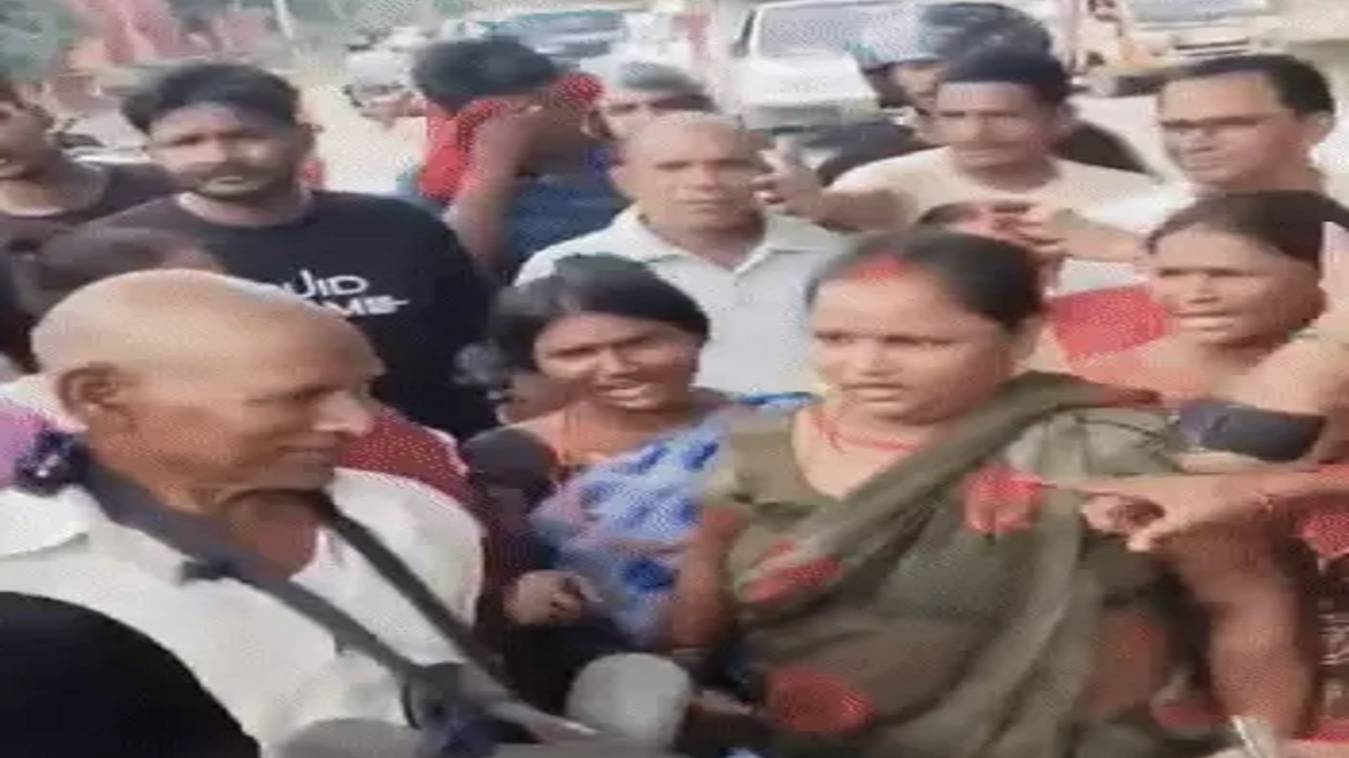 गोरखपुर में फर्जी बैंक घोटाला: संचालक के पिता गिरफ्तार, चप्पल की माला पहनाकर पुलिस को सौंपा 