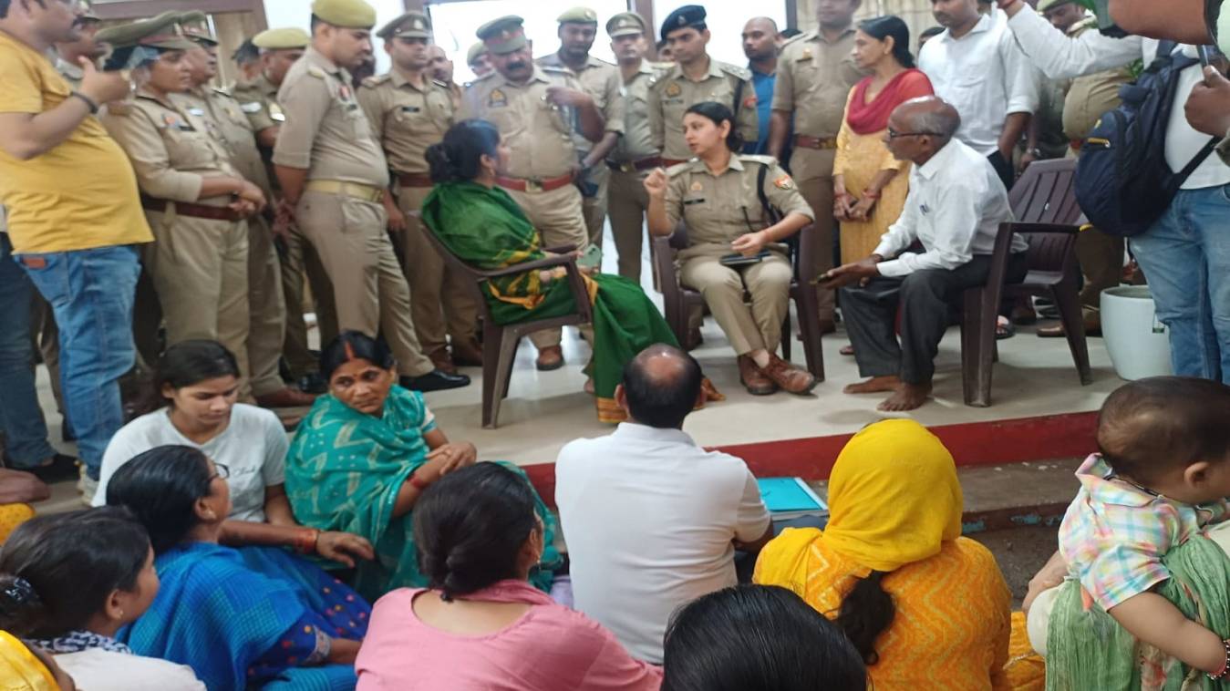सीपी ऑफिस के बाहर धरने पर बैठे घायल दरोगा के परिजन