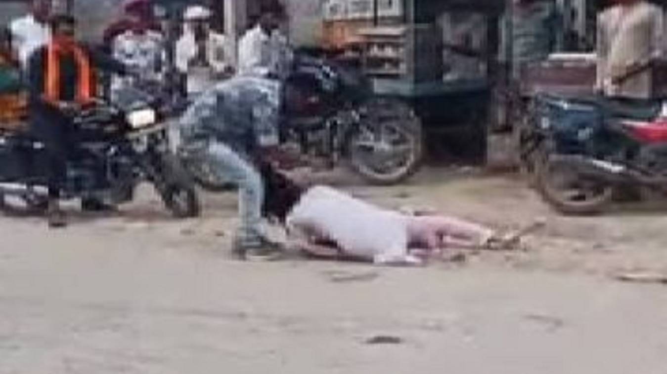 झांसी में बीच चौराहे पर पति ने पत्नी पर ब्लेड से किया हमला, लोगों ने बचाई जान, पत्नी बोली-मुझे होटल में सप्लाई करना चाहता